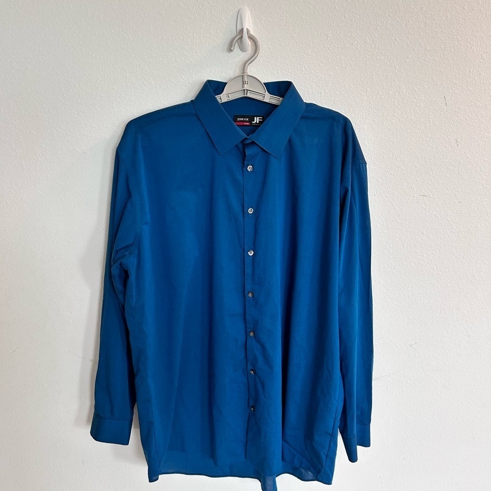 FJ J. Ferrar Men’s Midnight Blue Dress Shirt

Size XXL
18-18 1/2”
34-35